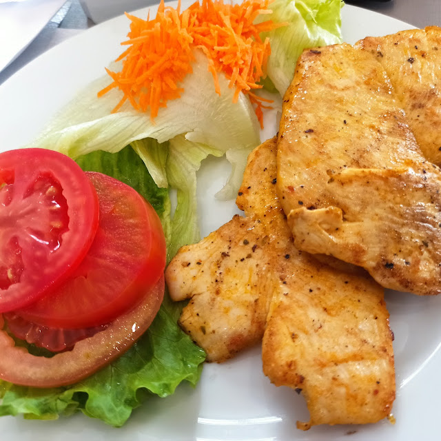 Salada Com Filé de Frango Grelhado