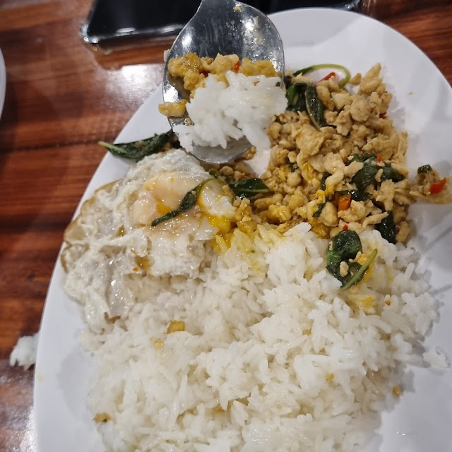 ผัดกระเพราไก่ใข่ดาว