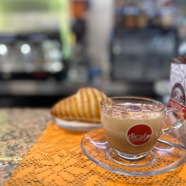 Colazione Ginseng Macchiato Con Una Brioches Al Pistacchio