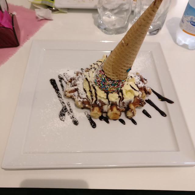 Crepe Alla Nutella Con Gelato Alla Vaniglia E Cono Al Cioccolato