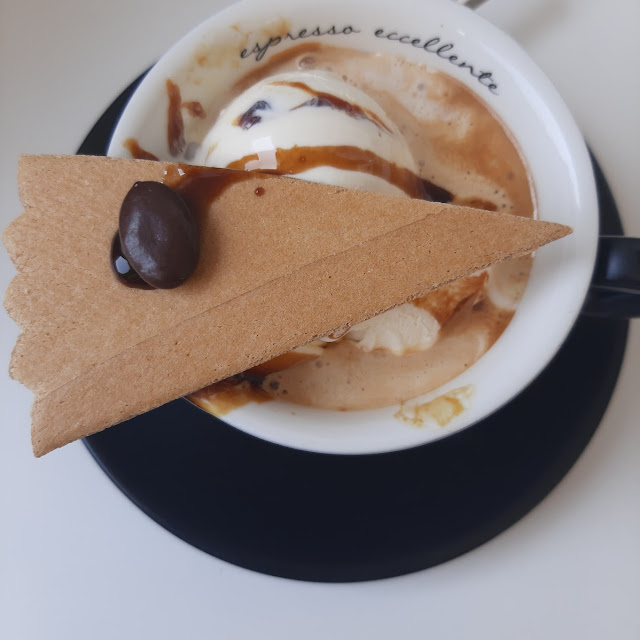 Gelato Alla Vaniglia Affogato Con Il Caffe Super Buono