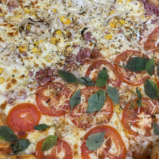 Pizza Grande 3 Sabores Portuguesa Premium Strogonoff de Carne E Dois Queijos