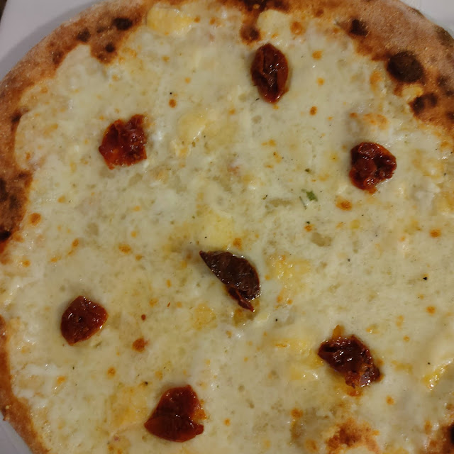 Pizza Con Provolone Del Monaco Olio Evo E Pomodorini Secchi
