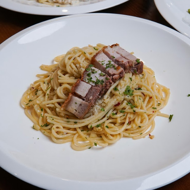 Spaghetti Aglio Olio with Roast Pork Belly