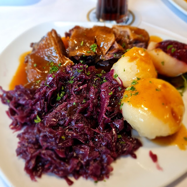 Gänsebrust Mit Rotkohl & Klößen