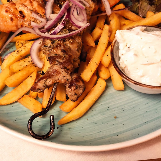 Hähnchenspieß Mit Pommes