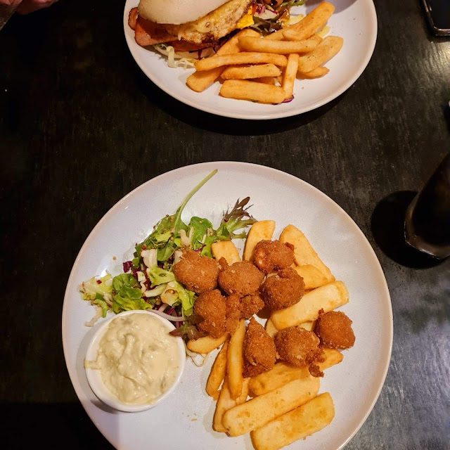 Scallops with Salad and Chips