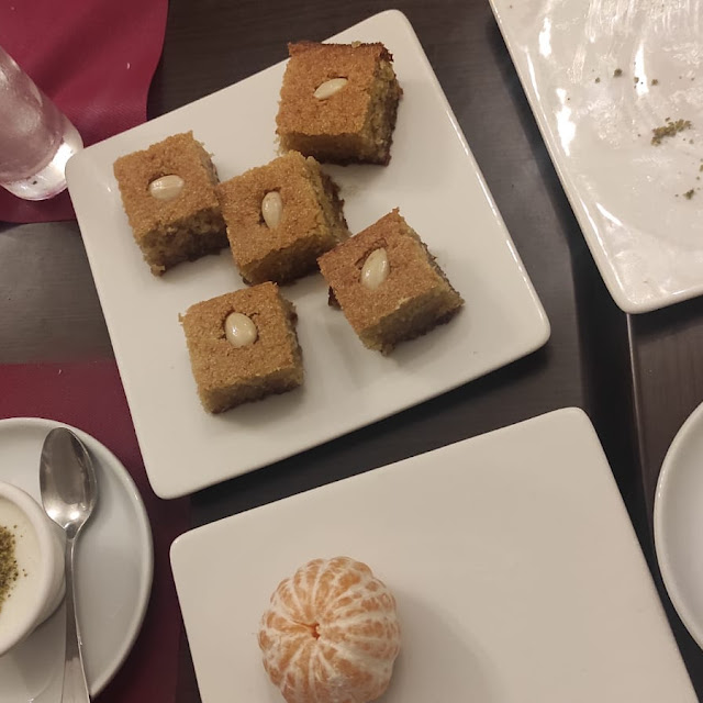 En Haut Namoura À Gauche Muhallabieh À Droite Mandarine les Baklavas Ont Déjà Disparu