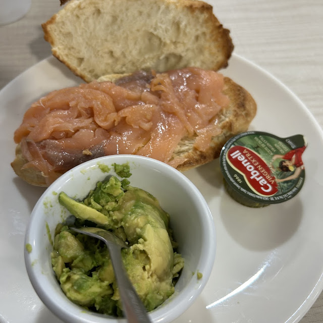 Tostada Salmón Y Aguacate