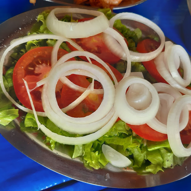 Salada de Alface Tomate Com Cebolas
