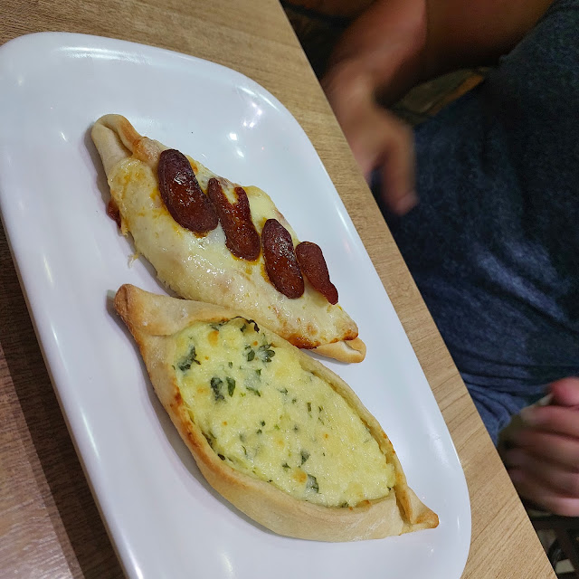Esfiha de Mussarela Com Zaatar