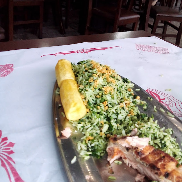 Travessa Trazida Pelo Garçom de Salmão Arroz Com Brócolis E Batatas