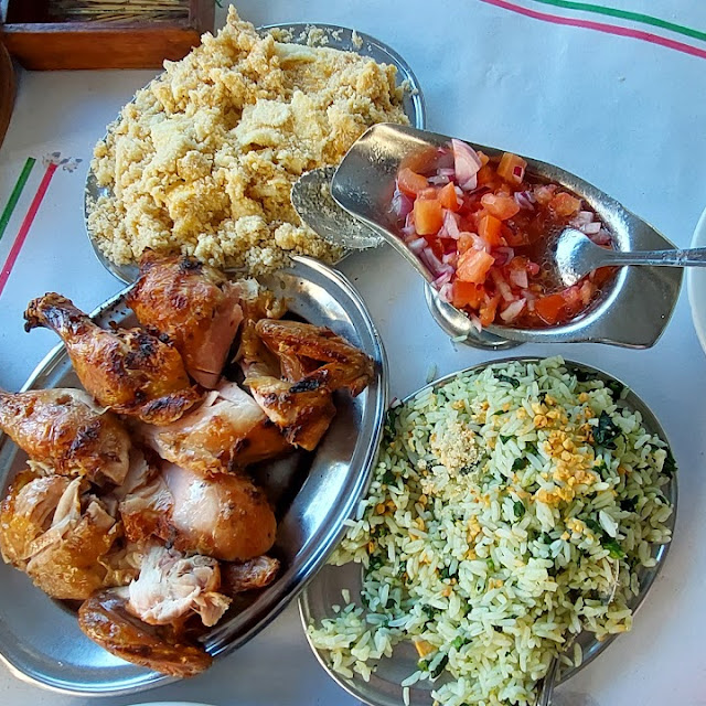 Salmão Com Arroz de Brócolis E Batatas Portuguesas Mais Farofa de Ovo