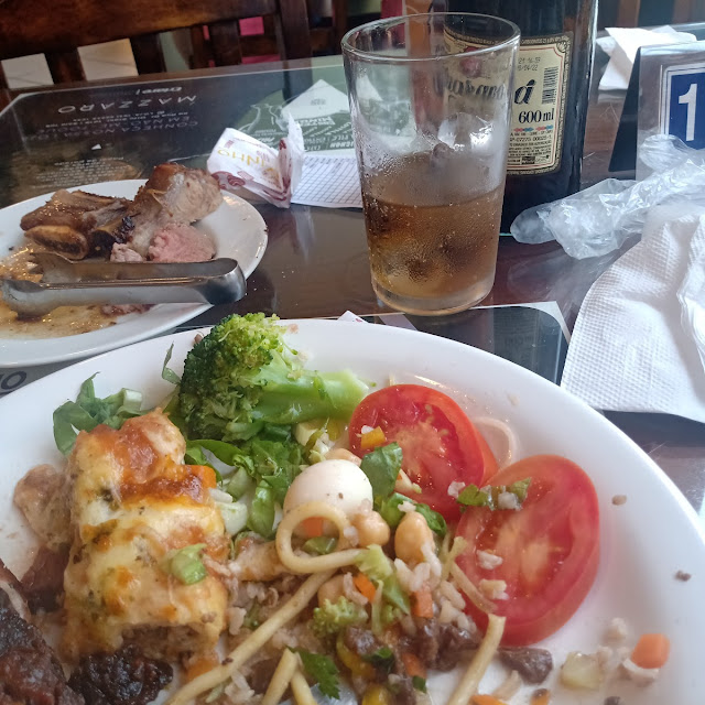 Espeto Corrido Com Saladas de Acompanhamento