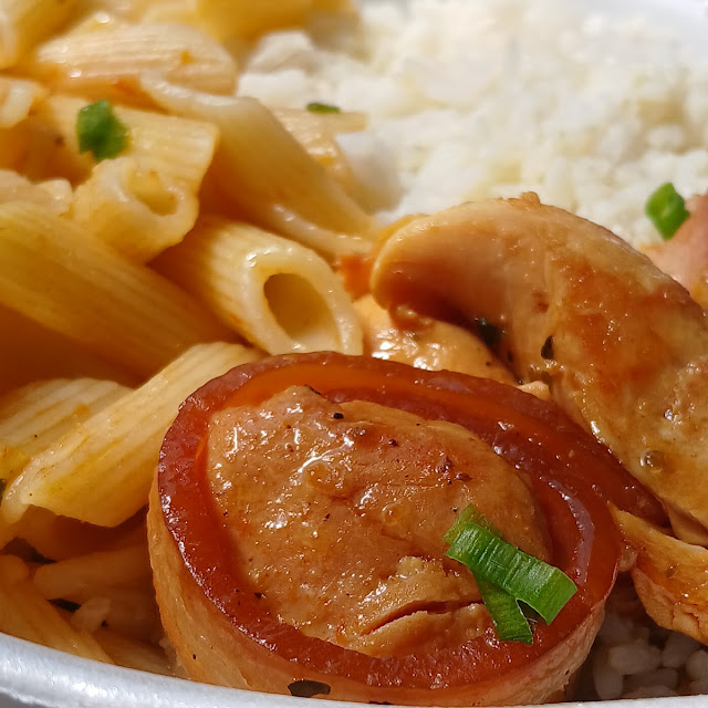 Medalhão de Frango Com Molho de Laranja E Acompanhamentos