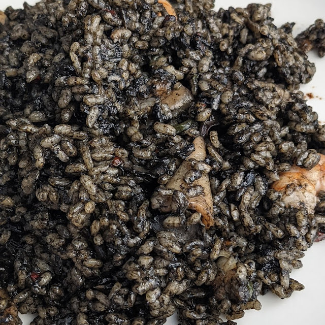 Arroz Negro de Calamar Y Gambas Con Su Alioli