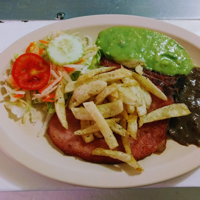 Chuleta Ahumada Con Guacamole Y Papas Fritas