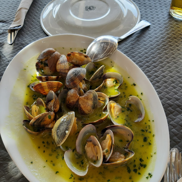 Almejas En Salsa