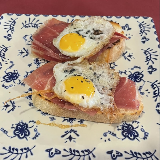 Tostas Jamon Y Huevo de Codorniz