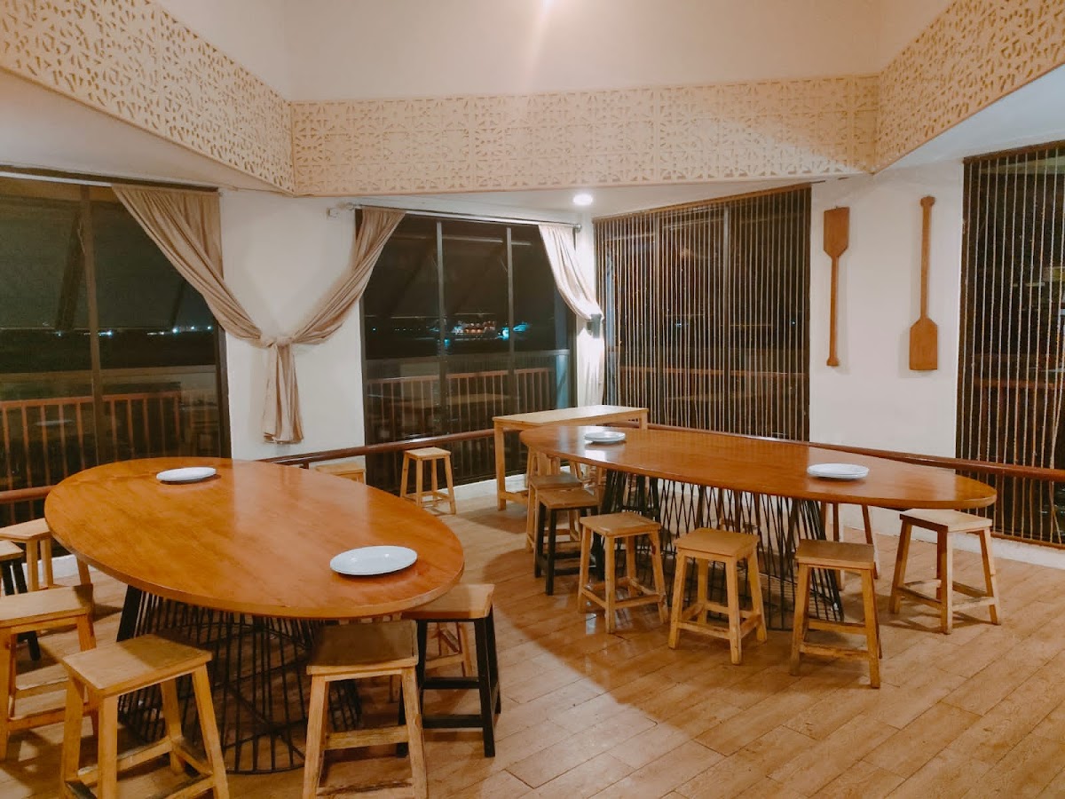 Resto apung khas bugis sari udang no.19