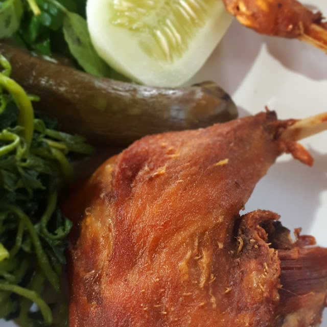 Lalapan Ayam Goreng