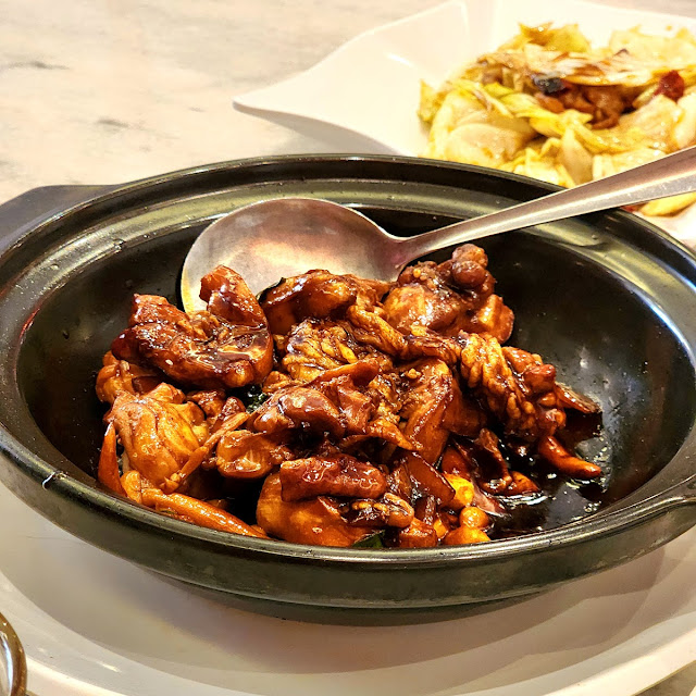 猪同鸡煲 Braised Pork & Chicken with Oyster Sauce in Claypot
