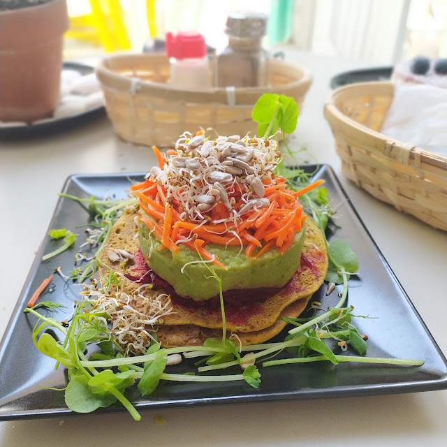 Tortilla de Garbanzos Con Tartar de Guacamole Y Verduras