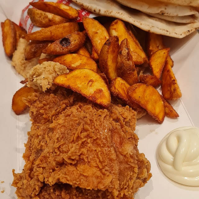 Paniertes Hähnchenfilet & Kartoffelecken