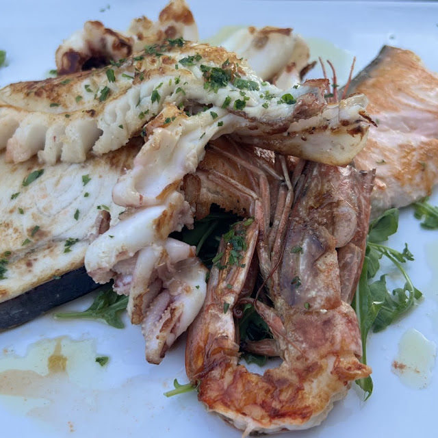 Gemischte Fischplatte Mit Salat