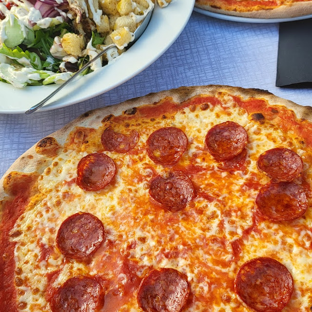 Griechischer Salat Pizza Diavola