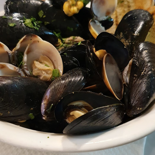 Soutè Di Cozze E Vongole Con Crostini Di Pane