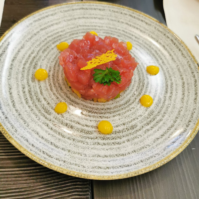 Tartare Di Tonno Su San Marzano E Purè Di Mango