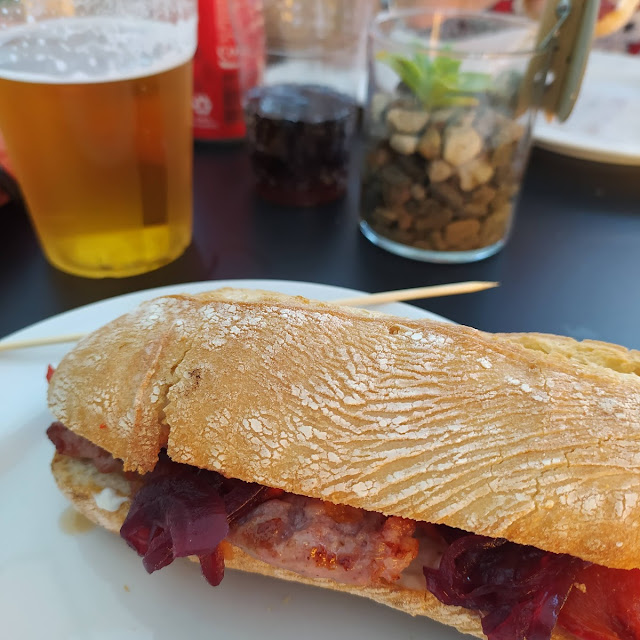Panino Con Salamella Cipolla Caramellata E Peperoni