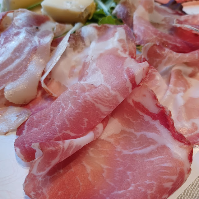 Antipasto Di Salumi E Formaggi