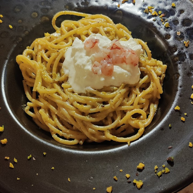 Fettuccine Al Blu Di Curacao Mantecati Con Bianco Di Ricciola E Pomodorini Confit