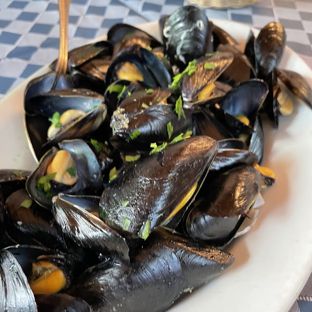 Sautè Di Cozze E Vongole Con Pane Tostato