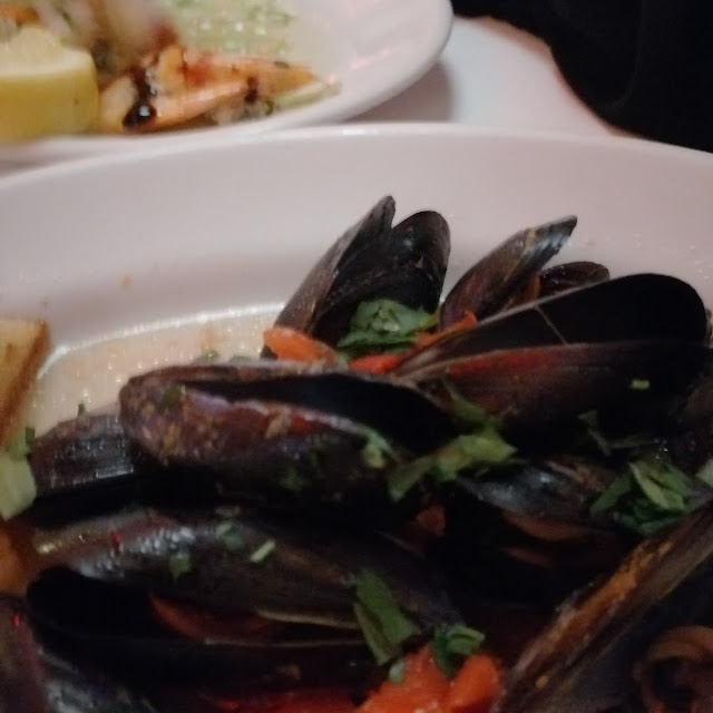 Impepata Di Cozze Con Crostini