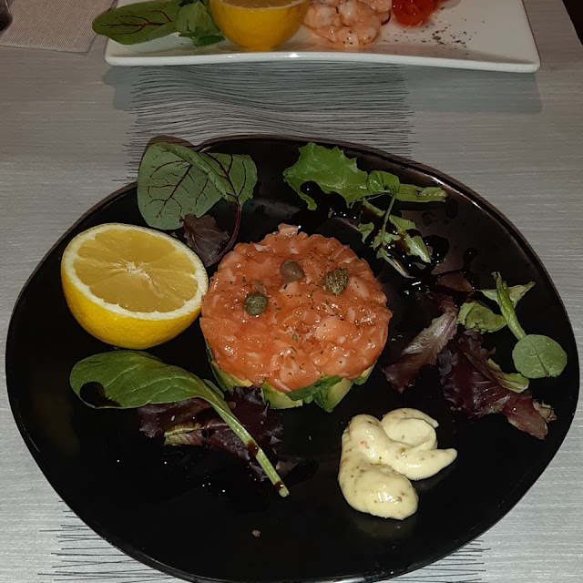 Tar Tar Di Salmone Su Letto Di Avocado