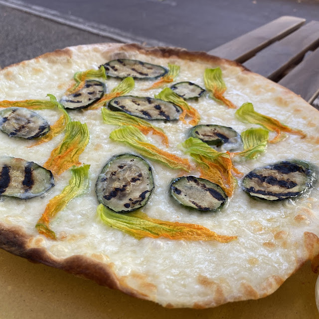 Pizza Con Fiori Di Zucca Zucchine E Mozzarella