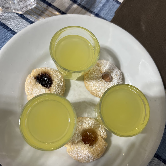 Limoncello E Biscottini Offerti