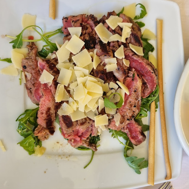 Tagliata Di Manzo Grana E Rucola
