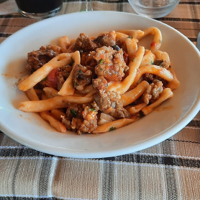 Fusilli Fattoria Con Salsiccia Ed Olive