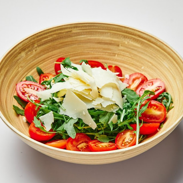 Insalata Di Rucola Con Parmigiano E Pomodorini