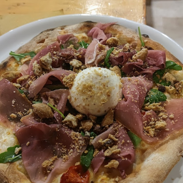 Pizza Prosciutto Crudo Rucola E Mozzarella Dentro Burrata E Tarallo Sbriciolato