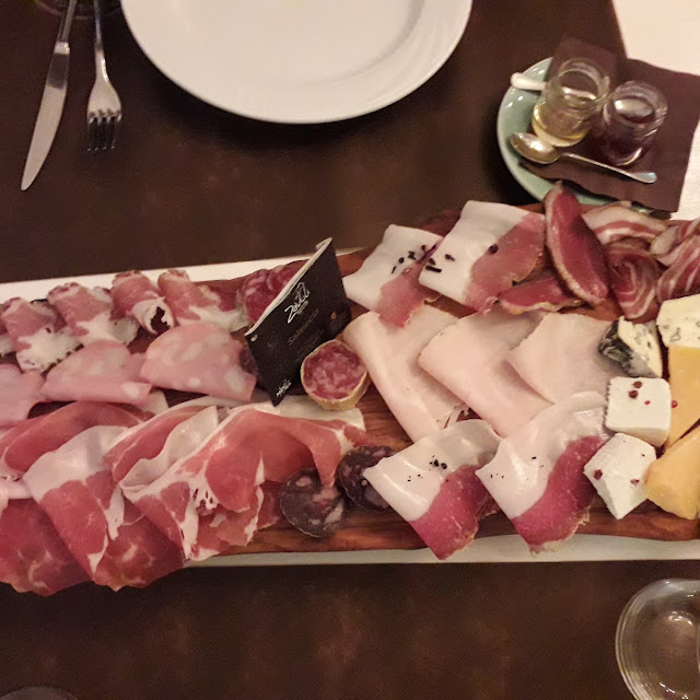 Gran Tagliere Di Salumi E Formaggi Una Prelibatezza