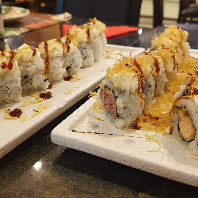 Uramaki Con Salmone Avocado Philadelphia E Tempura