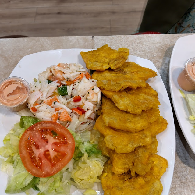 Ensalada De Marisco Con Tostones