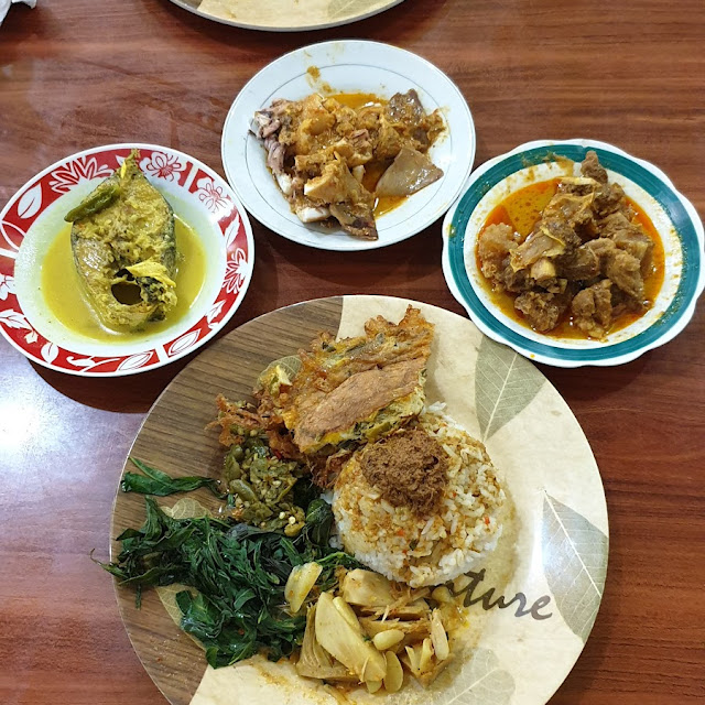 Nasi Padang Telur Dadar Cincang Dan Cumi