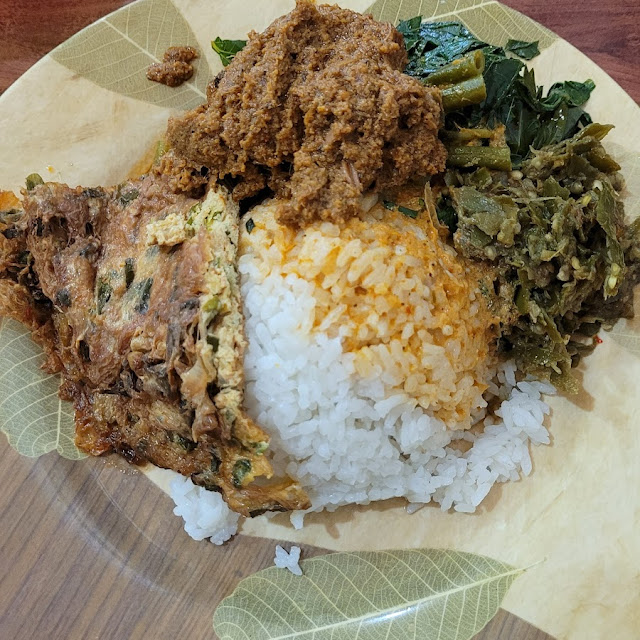 Nasi Padang Dengan Rendang Dan Telur