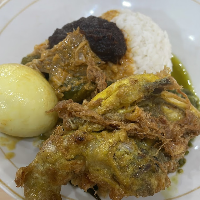 Nasi Ayam Goreng Telur Bulat